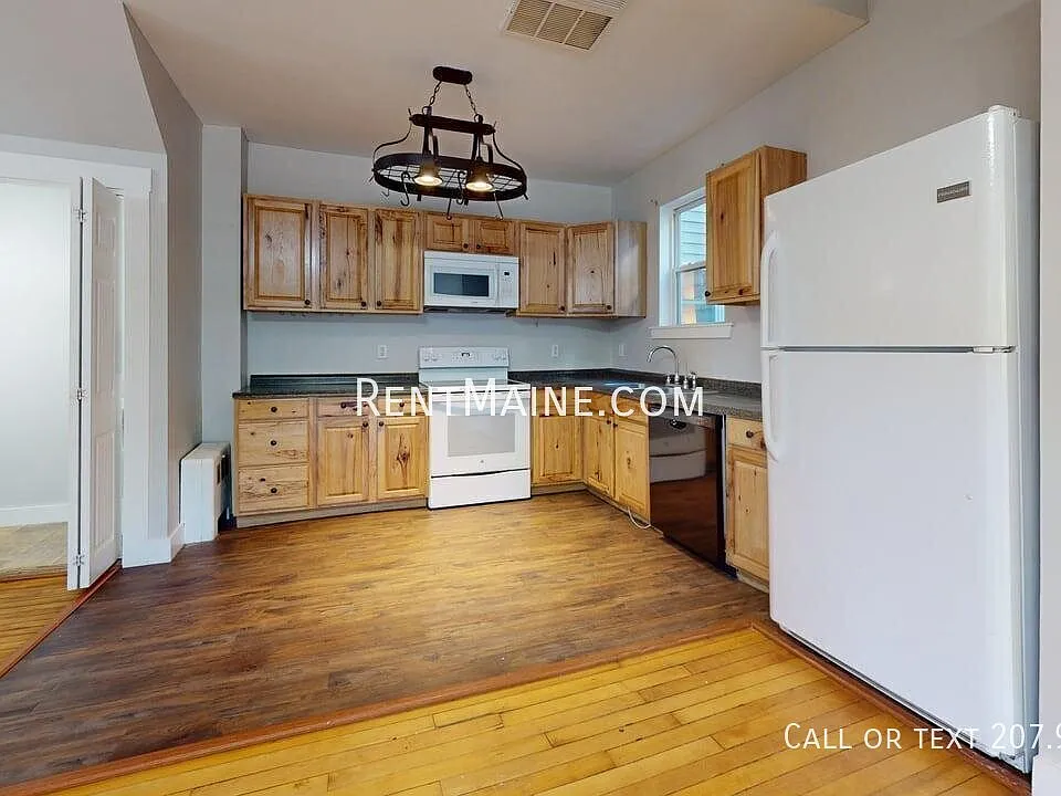 206 Maine Ave #1