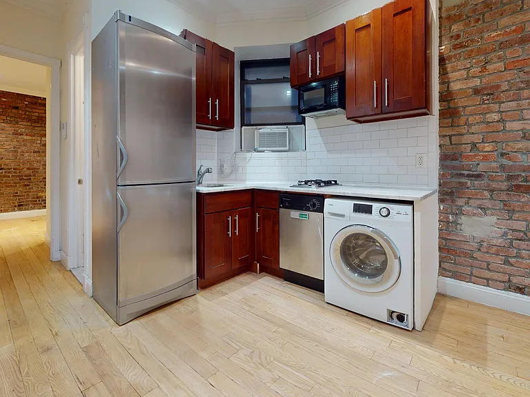 610 E 9th St #1 — Photo 2