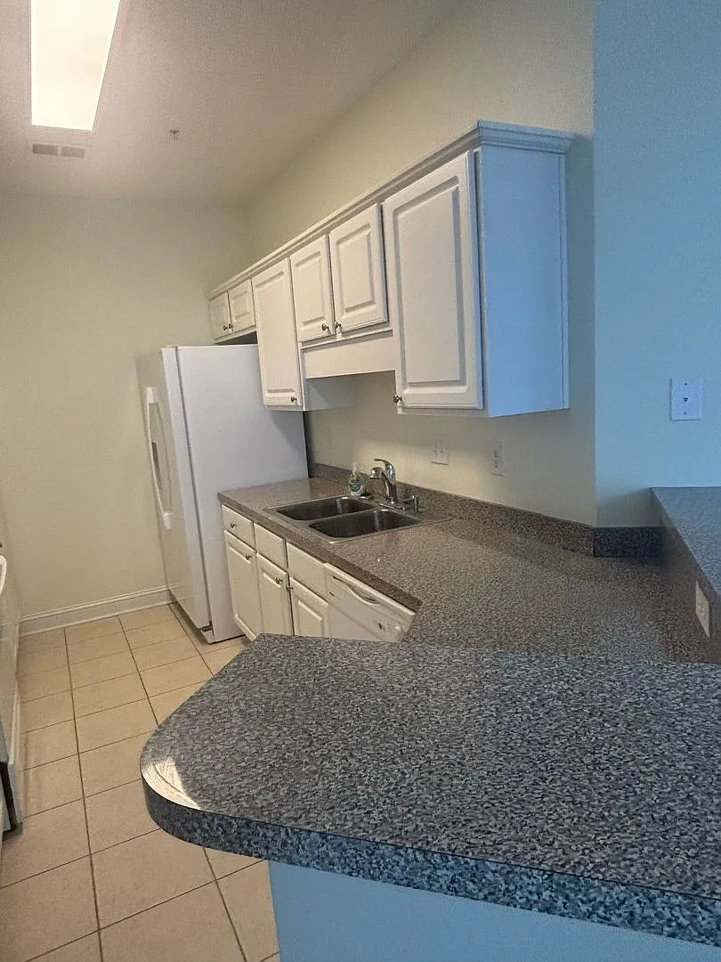 ROOMY 3 bedroom/2 bath condo at Fountain Point — Photo 3