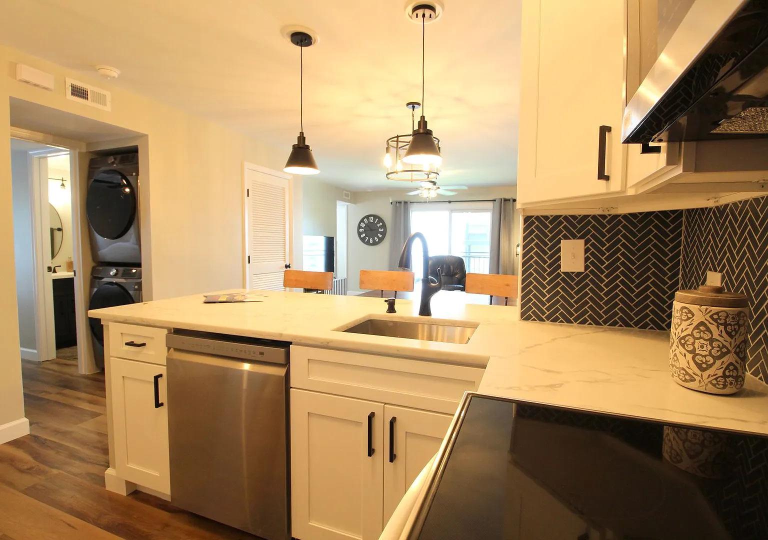 Completely Remodeled 3 bedroom 3 full bath condo in Hunters Ridge right by JMU's main entrance! — Photo 4