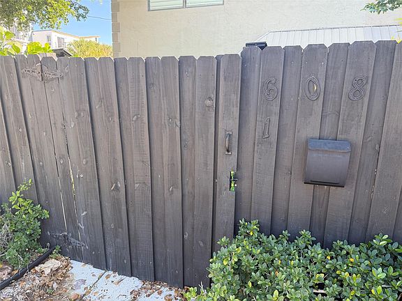 5th image of 608 NE 29th Dr APT 1
