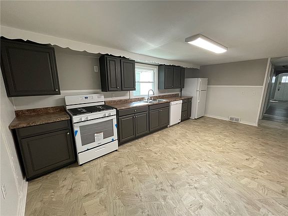 5th image of 834 E 7th St