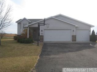 1071 Lyman Ct, Chanhassen, MN 55317