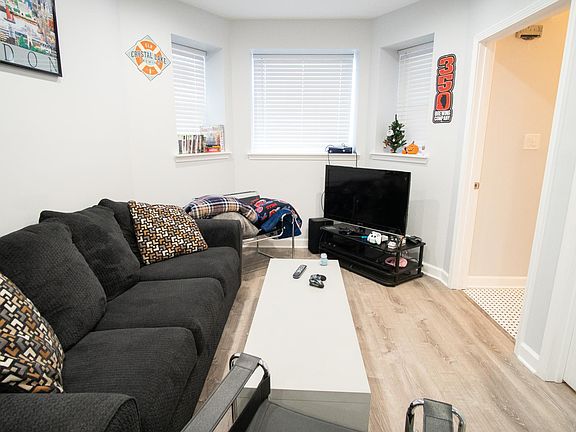 2nd image of 3225 N Wilton Ave #1-D