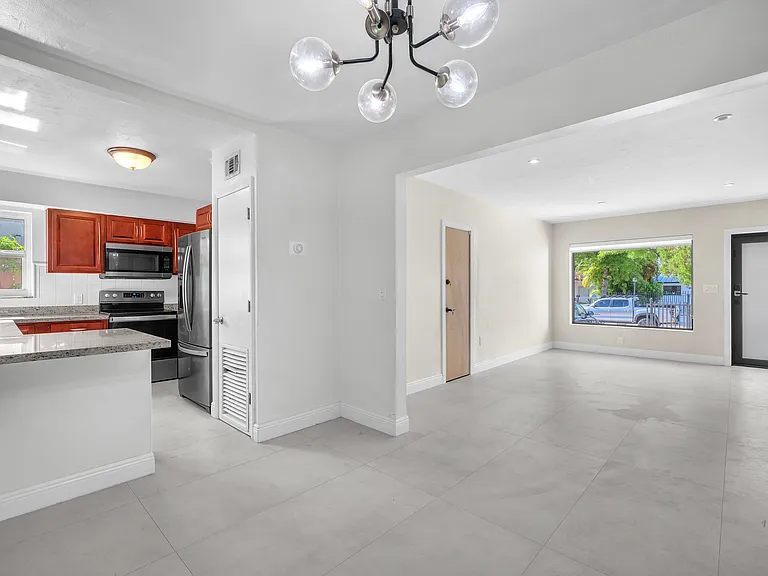 2230 SW 19th St — Photo 5