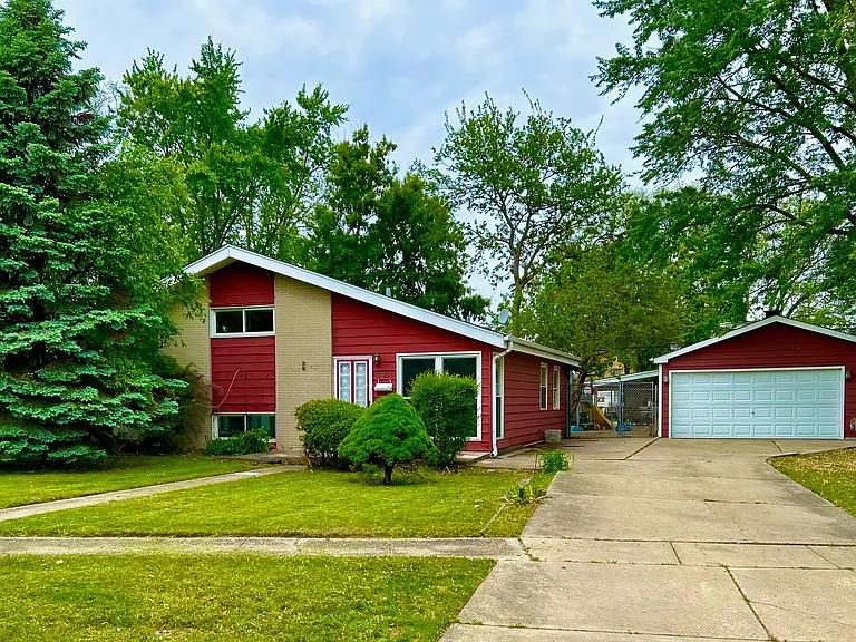 710 W Ridge Rd — Photo 2