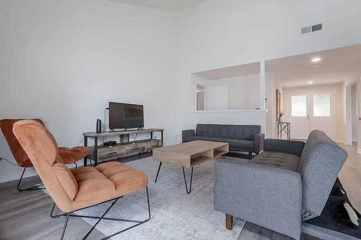 3 bed, 1557 sqft, $6,500 — Photo 2