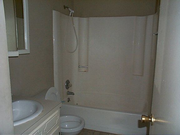 4th image of 312 Searcy St