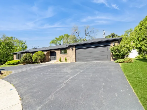 26 Marina Dr, Des Plaines, IL 60016