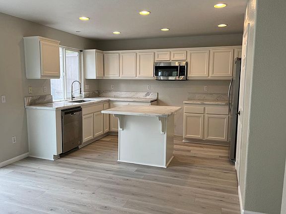 3rd image of 102 Canyon Creek Way