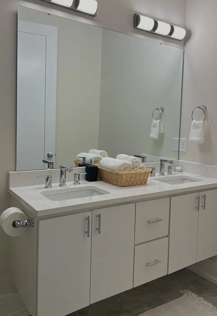 Luxury Modern Suite: TV, Coffee & More — Photo 4