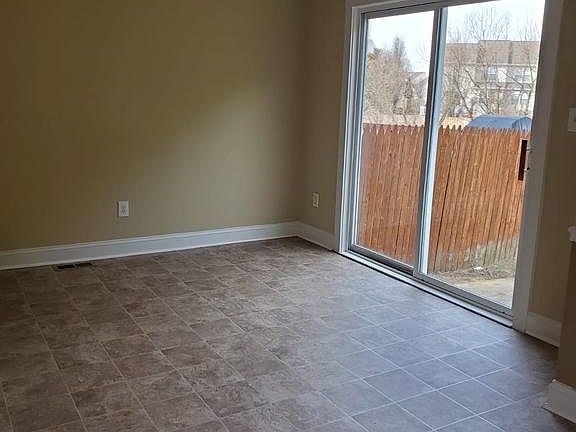 4th image of 673 Warren Dr