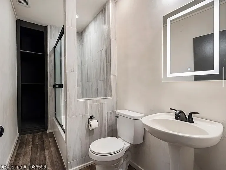 211 W Houston St — Photo 19