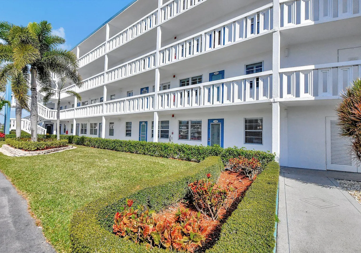 2 bed, 1.5 bath, 880 sqft, $1,799 — Photo 3