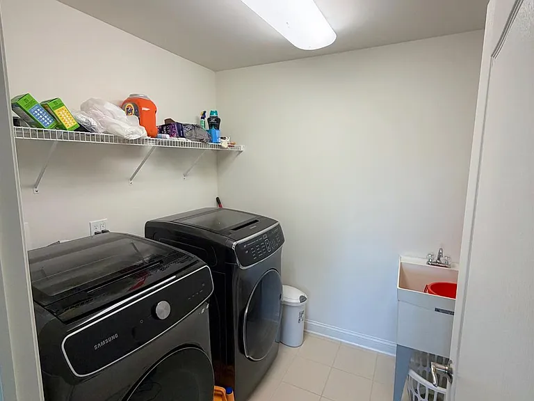 47 Thomas Dr — Photo 15