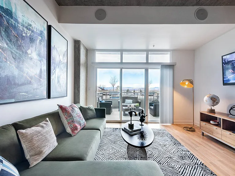 10- to 11-Foot Ceilings