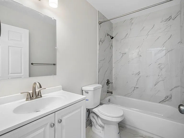 240 SW 7th St #11 — Photo 20