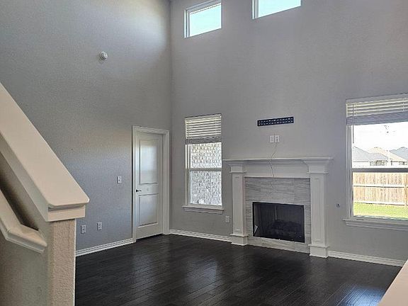 2nd image of 1050 Lakeview Dr