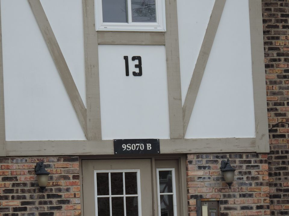 2nd image of 9S070 Lake Dr #13B-205
