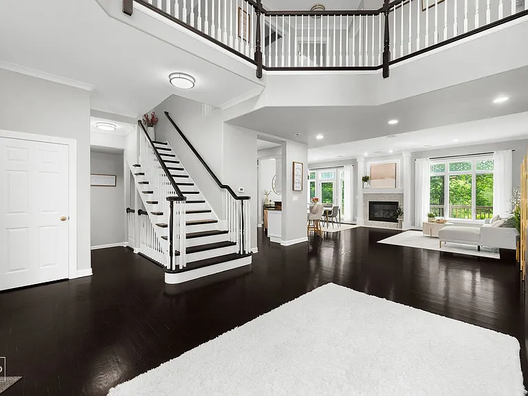 1537 W Rue James Pl — Photo 2