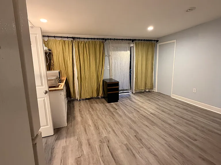 6704 S Himes Ave — Photo 11