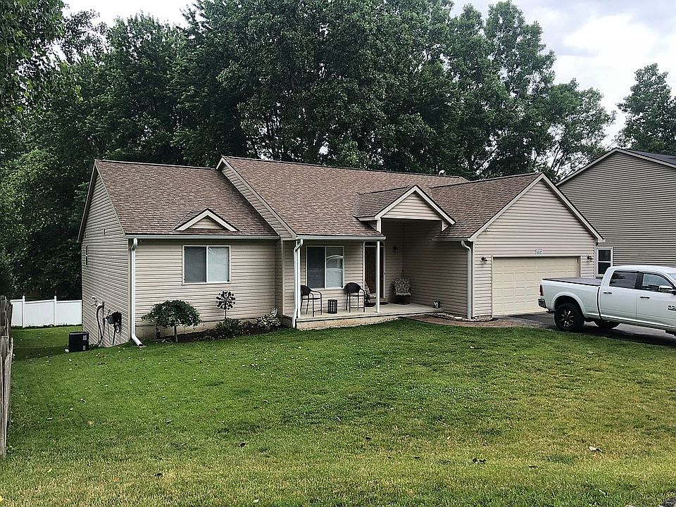 Nice covered front porch 