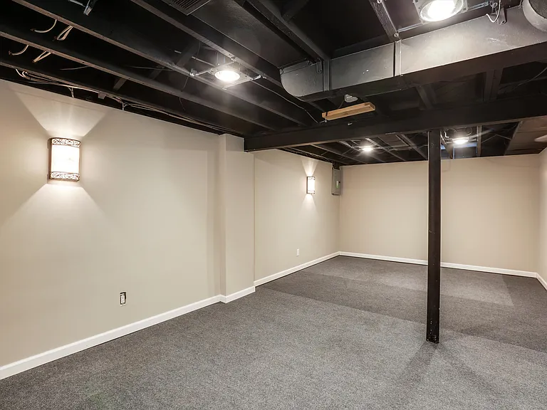 120 N Rembrandt Ave — Photo 15