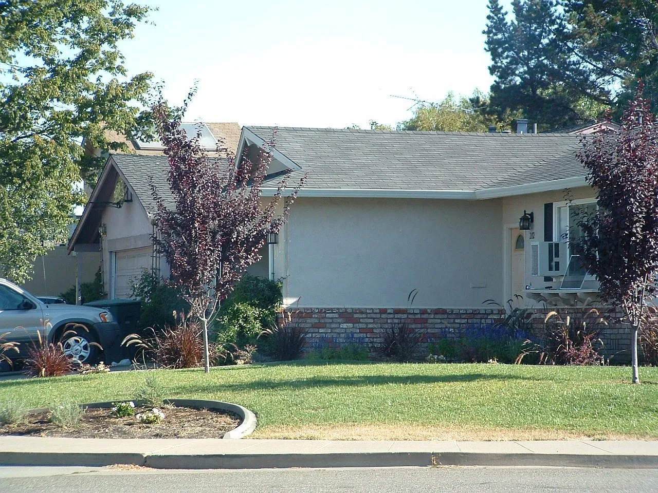 282 Elvira St photo 1