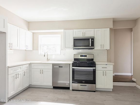 5th image of 590 Villa Ave