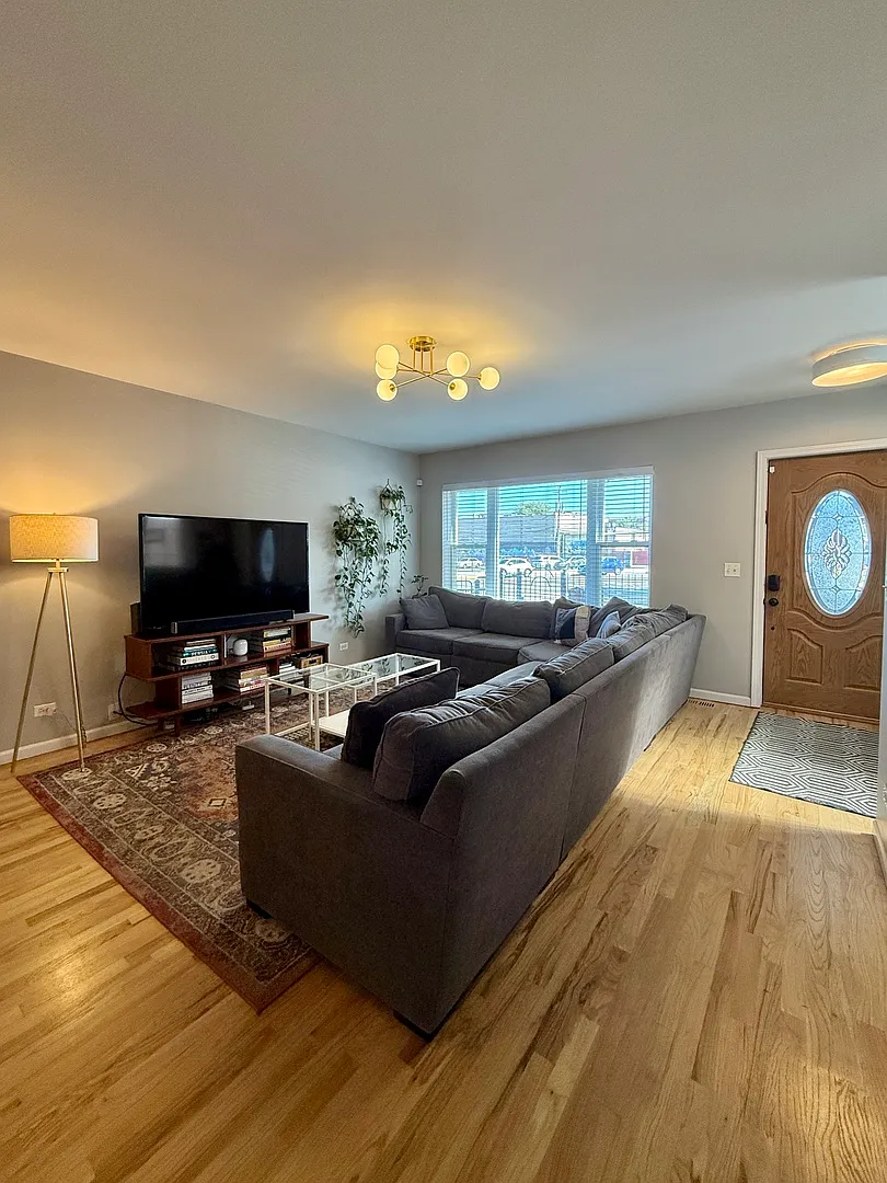 3 bed, 1.5 bath, 1800 sqft, $2,950 — Photo 3