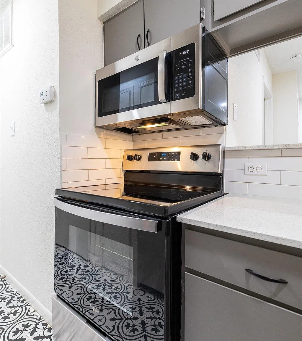 1 bed, 1.0 bath, 704 sqft, $1,050 — Photo 2