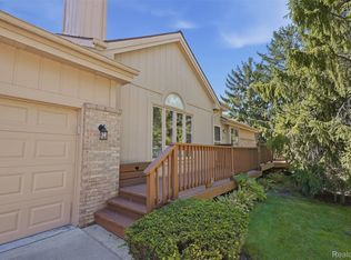 21895 River Ridge Trl, Farmington, MI 48335