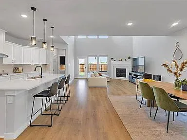 3 bed, 2.5 bath, 2463 sqft, $2,700 — Photo 2