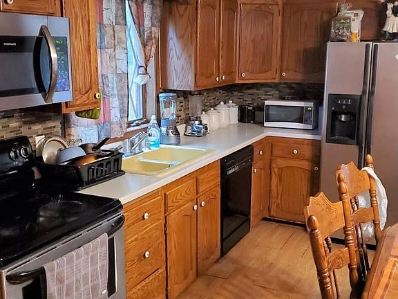 4th image of 1010 Oakwood Dr