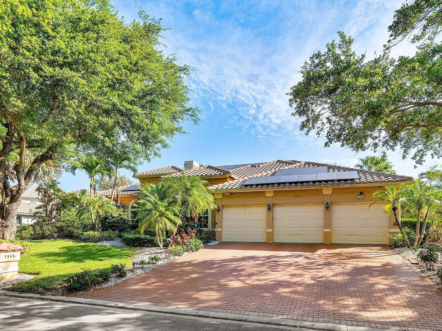 5 bed, 6.0 bath, 5543 sqft, $10,000 — Photo 2