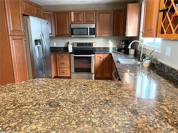 4th image of 31 Almond Dr
