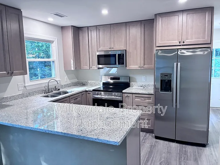 102 E Charing Cross — Photo 4