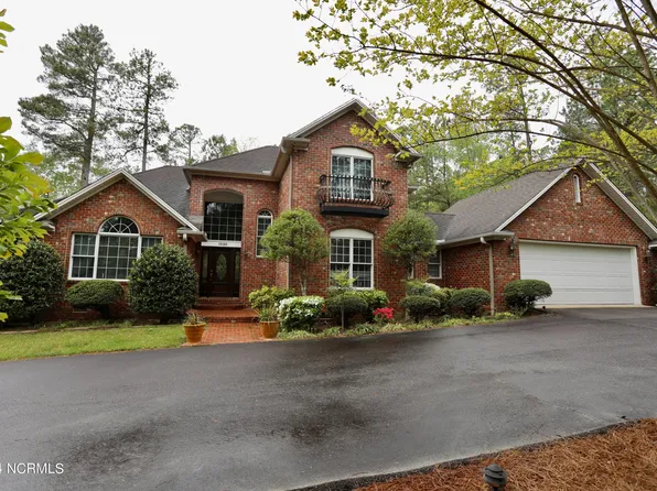 1320 E Hedgelawn Way, Southern Pines, NC 28387
