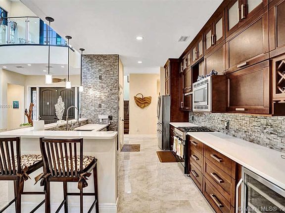 4th image of 862 NE 119th St