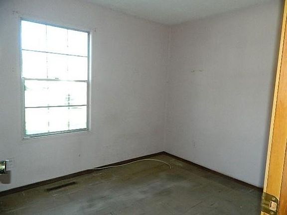 5th image of 18 Kenwood Dr