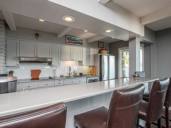 3rd image of 301 Parker Pt