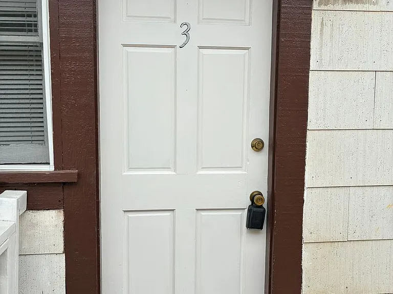 31 N Laurel St #1-4 — Photo 1