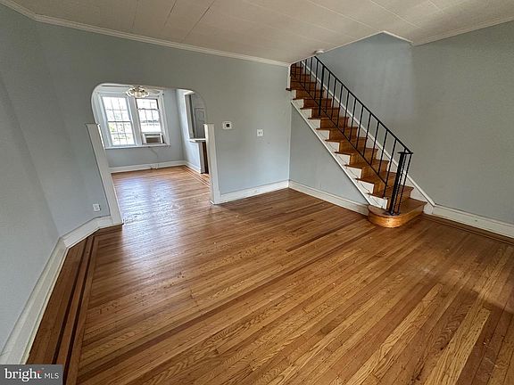 4th image of 1633 Crosslynne Ave