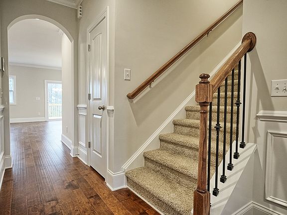 4th image of 190 Bainbridge Dr