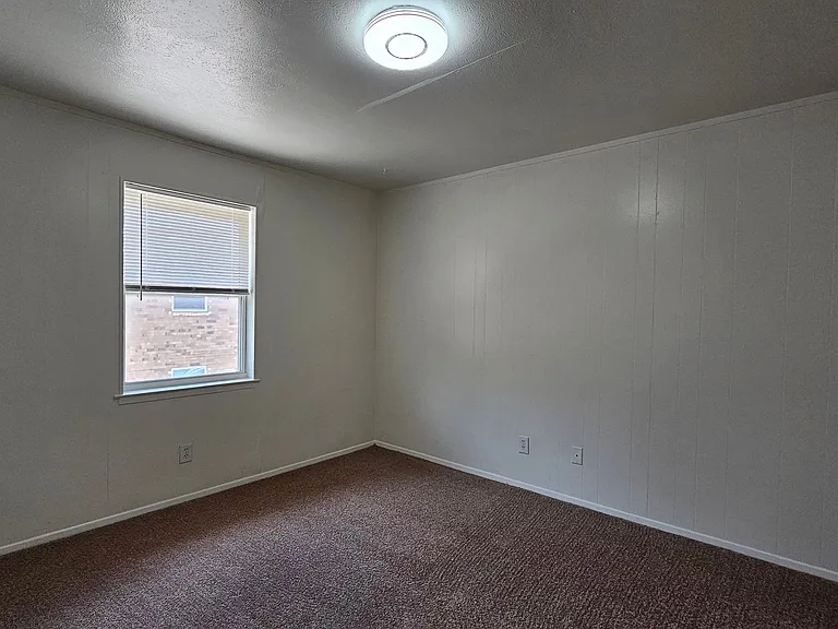 2420 Louise St — Photo 36