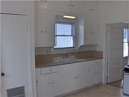 4th image of 4904 Park Dr