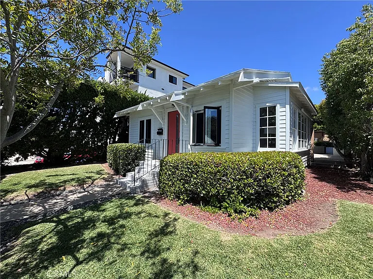 414 Cypress Dr — Photo 2