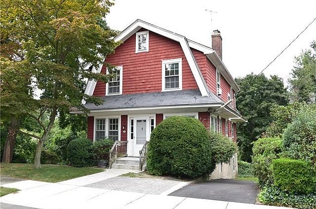 Cozy Larchmont Colonial on quiet cul-de-sac.