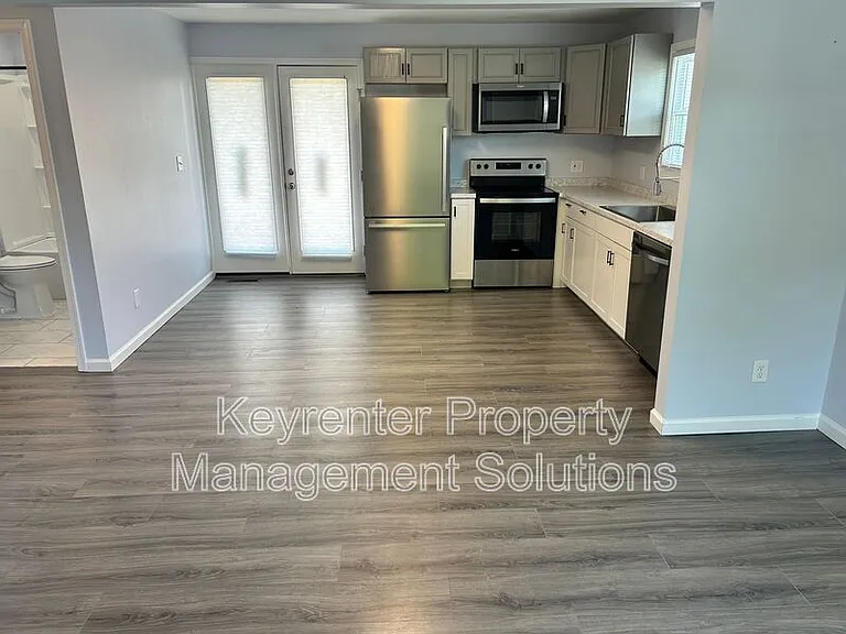 421 N Charlotte Ave — Photo 3