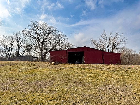 5th image of 320 N Old Marion Rd